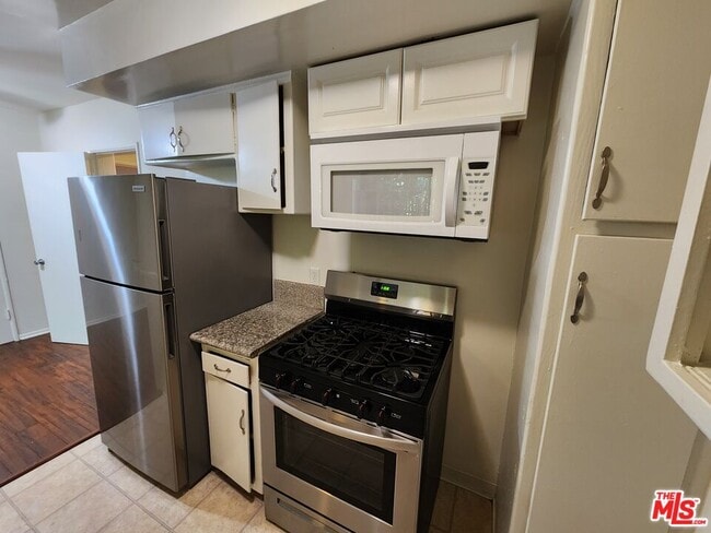 Building Photo - 1013 N San Vicente Blvd