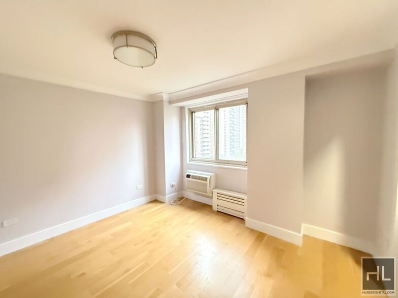 Building Photo - Renovated 3 bed 1 bath with Laundry / Balcony / WEST 93 STREET