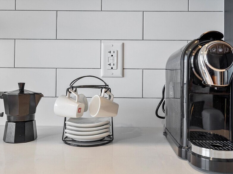 Building Photo - 398 NE 5th St