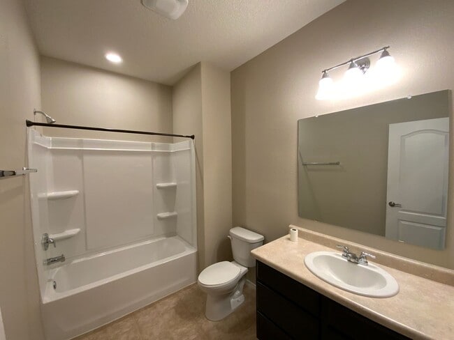 Building Photo - 3 Bedroom Single Story Home in Loma Colora...