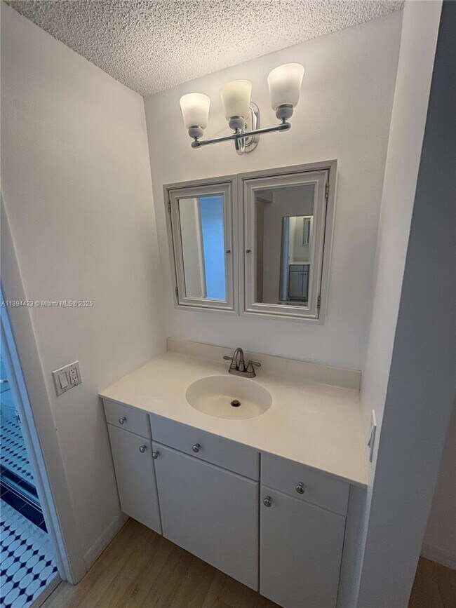 Building Photo - 1150 Collins Ave