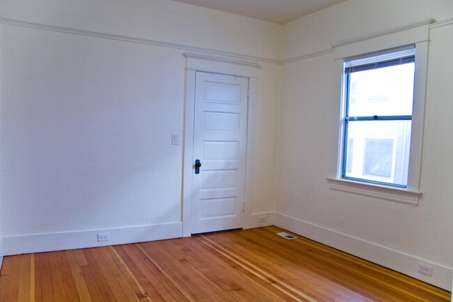 Building Photo - Gorgeous Home in the Heart of Hawthorne wi...