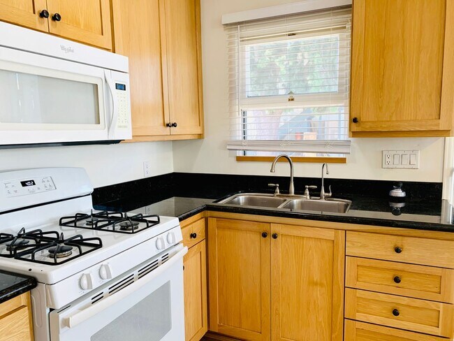 Building Photo - 2BD/1BA PACIFIC BEACH HOUSE LESS THAN 5 BL...