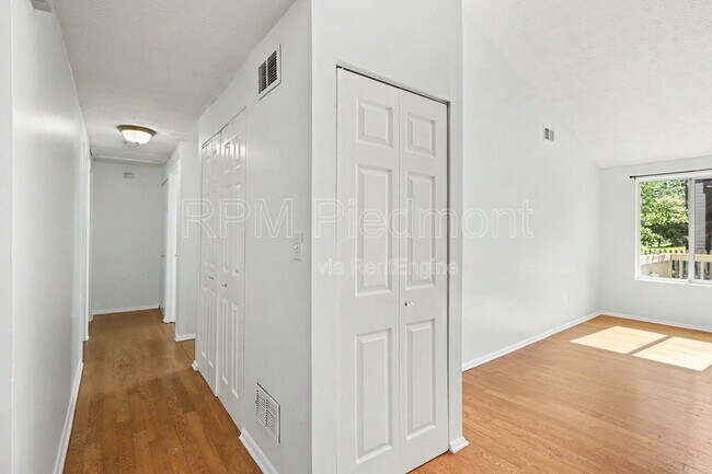 Building Photo - 10475 Willow View Cir
