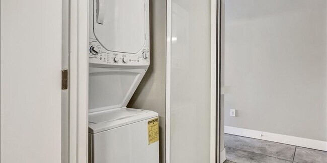 Building Photo - Sophisticated & Chic 2-Level Loft in SOMA ...