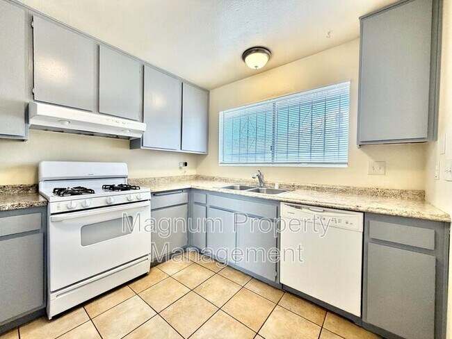 Building Photo - 132 E Bowen Rd