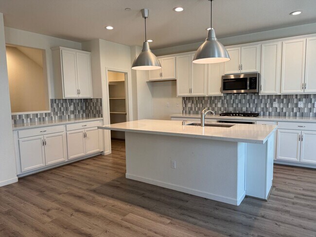Building Photo - Beautiful 5 Bedroom, 3 Bathroom, 2800 Sqft...