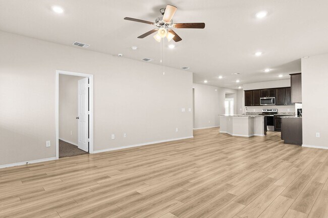 Building Photo - 4 bedroom 2 bath in Creekside Hills with Pool Access