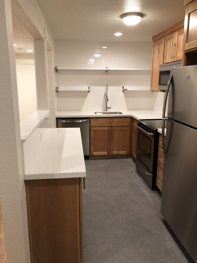 Building Photo - Like New Modern 2BD First Floor New Hardwo...