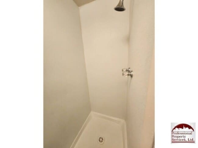 Building Photo - Upgraded End Unit In Amber Meadows