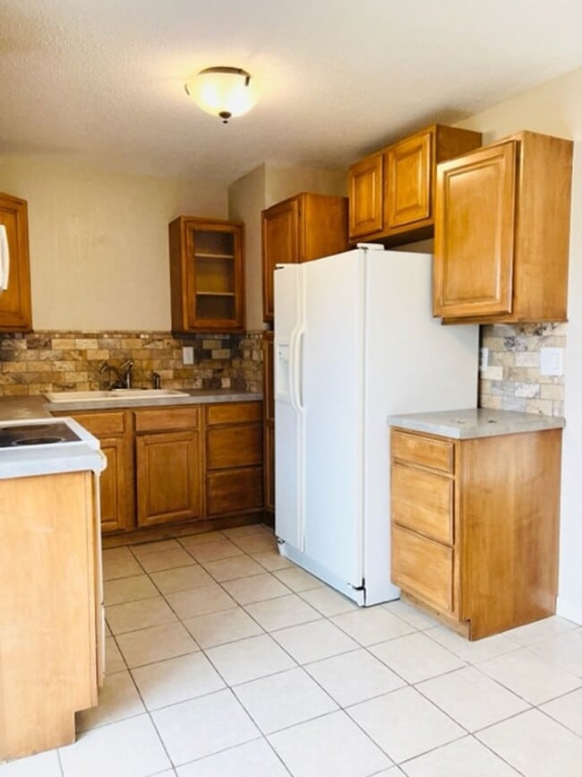 Building Photo - 5 Bedroom on a large corner lot in the hea...