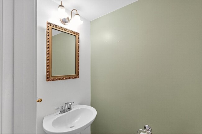 Building Photo - Charming End-Unit Townhome in Sought-After...