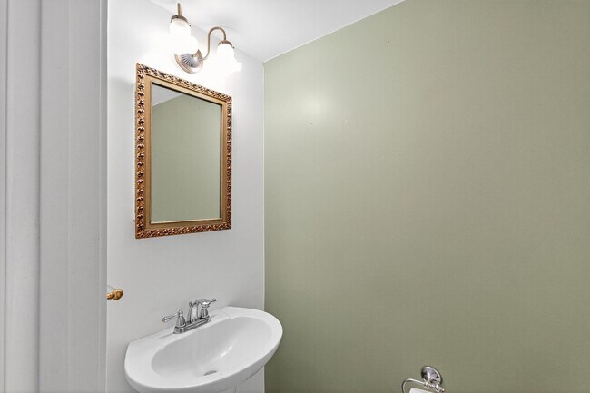 Building Photo - Charming End-Unit Townhome in Sought-After Maryland Place, Gaithersburg