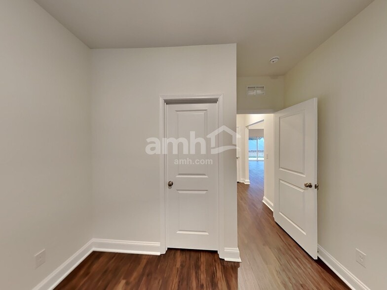 Building Photo - 576 Rivermist Dr