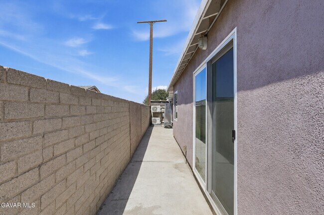 Building Photo - 2048 W 112th St