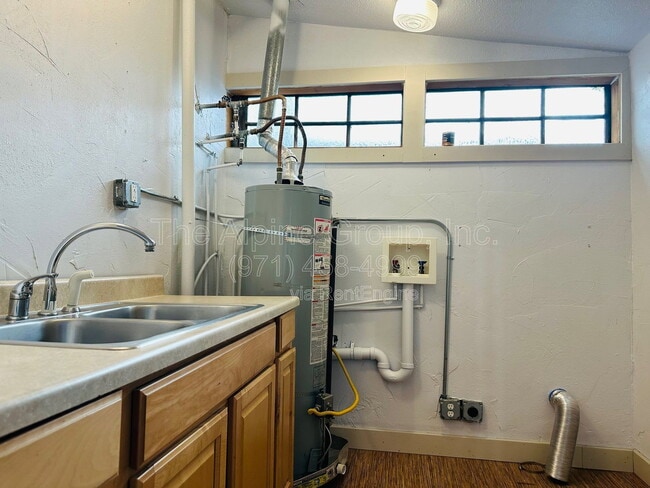 Building Photo - 604 NE San Rafael St