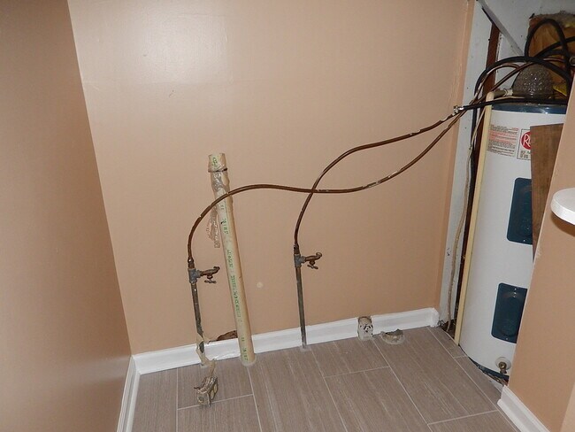 Building Photo - SPACIOUS Quincy 2/1 w/ Wood Floors, All New Windows, New Deck, over 1200 sq ft, & More! $1095/mon...