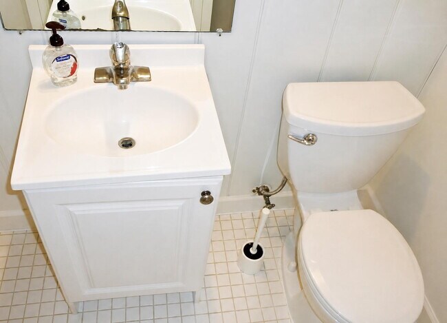 Building Photo - Elegant Split-Level Living in Prime Falls Church Location