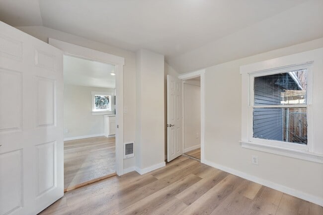 Building Photo - Beautiful Unit in the Heart of Bend!