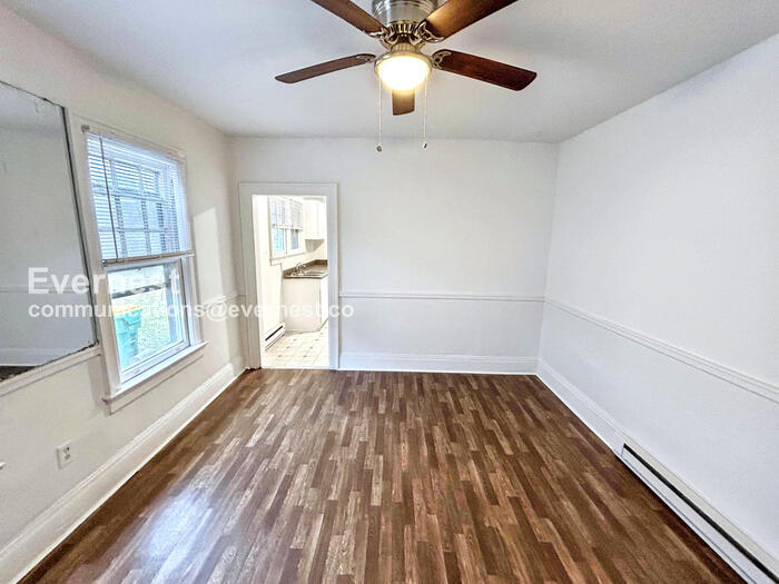 Building Photo - 802 E Broadway