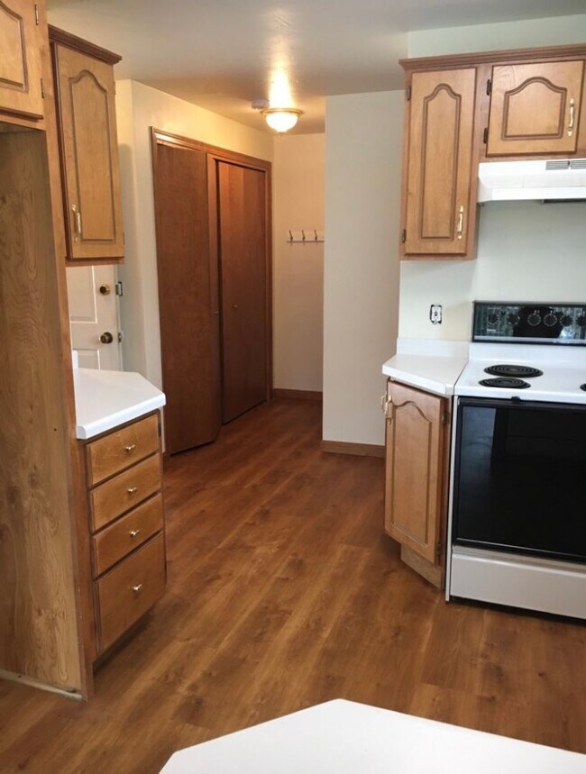 Building Photo - 3 Bed 2 Bath Duplex