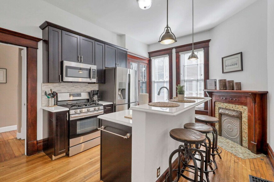 Building Photo - 129 W Hubbard Ave