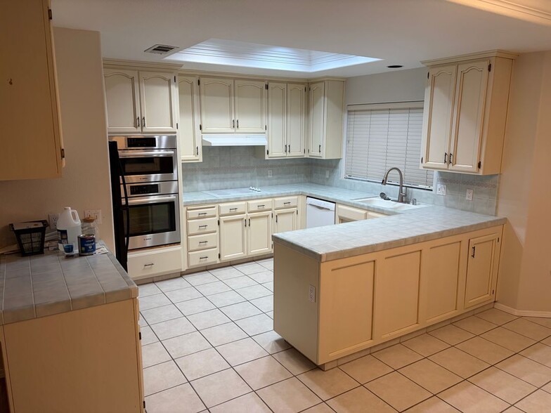Building Photo - 385 S Acacia Dr