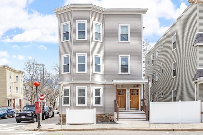 Building Photo - 142 Boston St