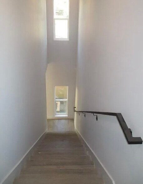 Building Photo - 6848 Encino Ave
