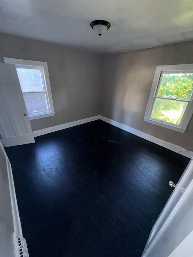 Building Photo - Charming 3-Bedroom Property in Prime Location (SECTION 8 VOUCHERS ACCEPTED)