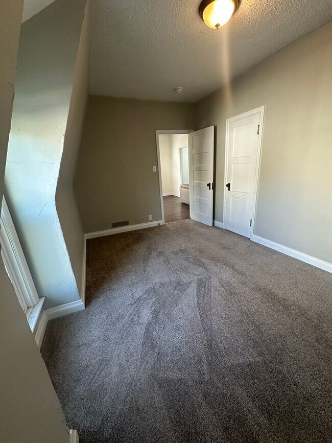 Building Photo - 113 N 6th St