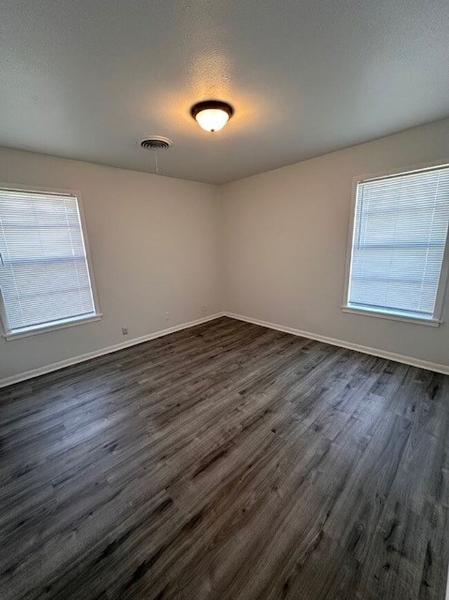 Building Photo - Spacious Baylor University Home