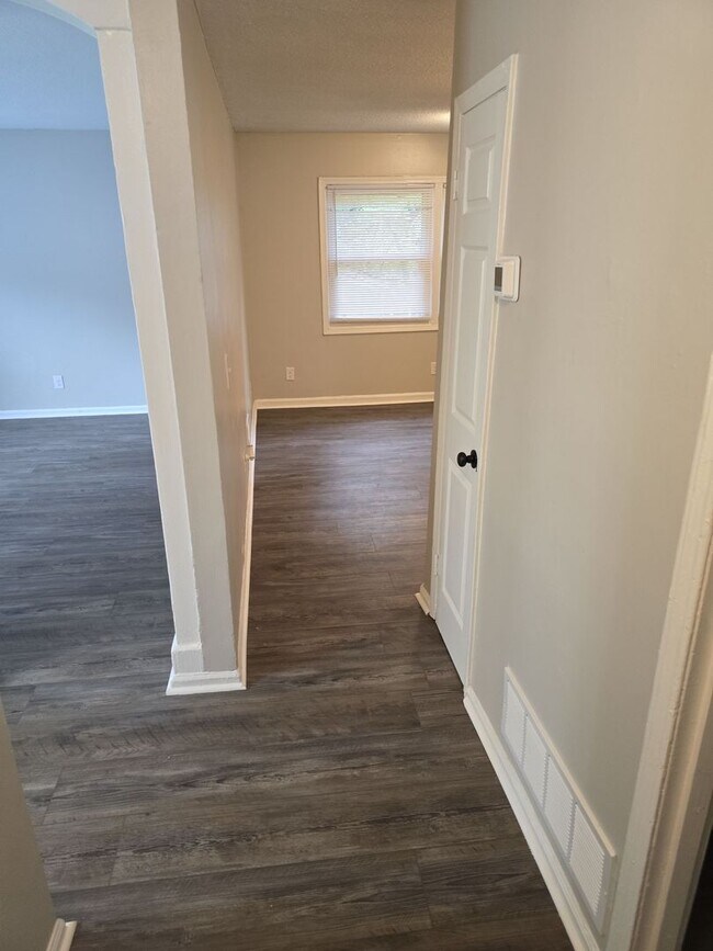 Building Photo - 4 or 5 Bedroom 1.5 bath 2 story house
