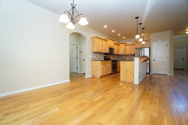 Building Photo - 2319 E Challis St