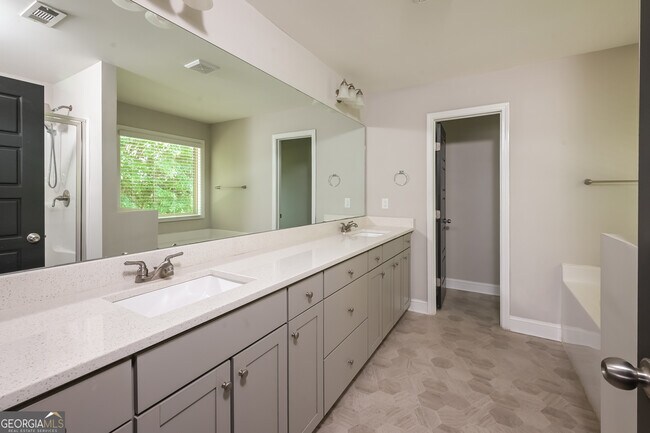 Building Photo - 707 Overlook Gln Dr