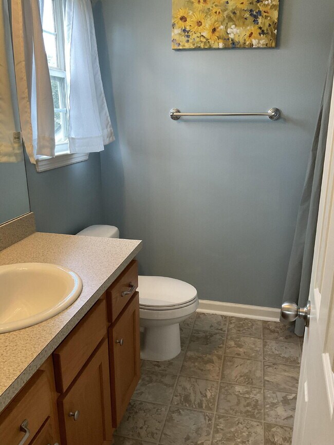 Building Photo - Adorable 2 Bedroom Townhome in Azalea Square