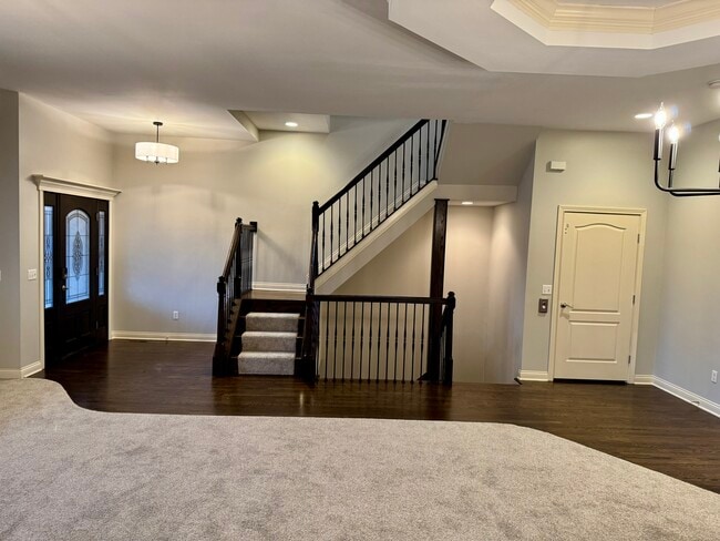 Building Photo - 512 S Grand Ave