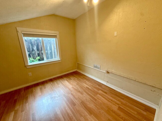 Building Photo - Gorgeous 4 Bed / 2 Bath Home on 6th Street!