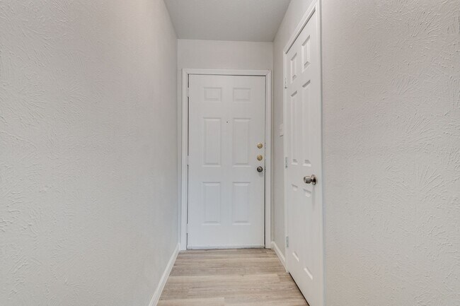 Building Photo - Beautifully Updated, Modern Finishes!