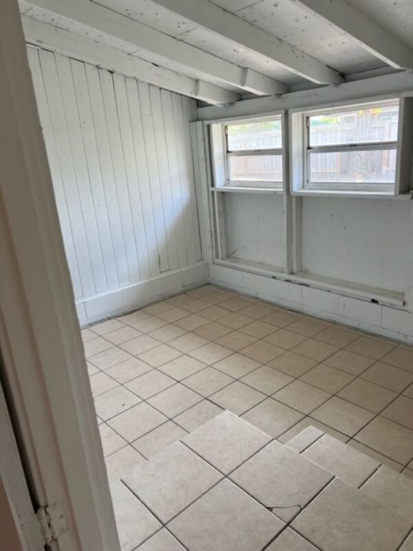 Building Photo - 1208 Cloverlawn Ave