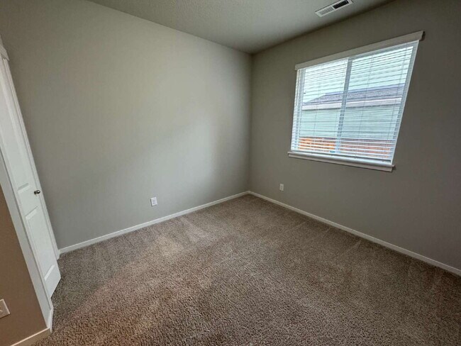 Building Photo - 5 Bedroom Camas Home, Spacious, Fenced Backyard