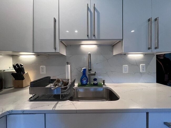 Building Photo - 98 E Border Rd