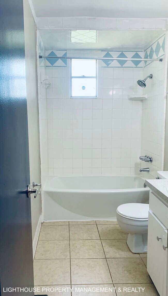 Building Photo - Cozy 2/1 duplex