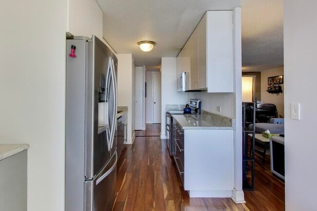 Building Photo - 3150 N Sheridan Rd