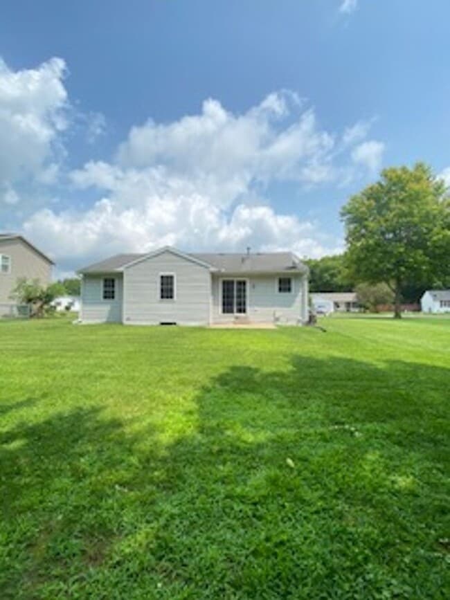 Building Photo - 819 Colonial Manor Dr
