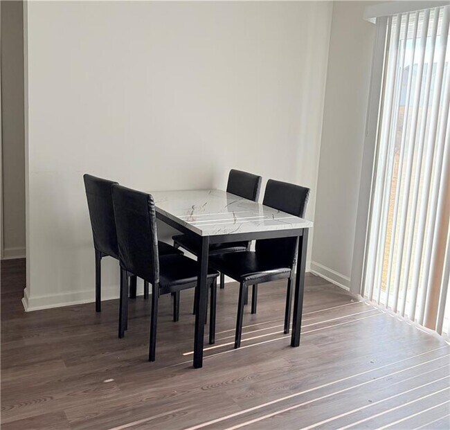 Building Photo - 633 Tudor St