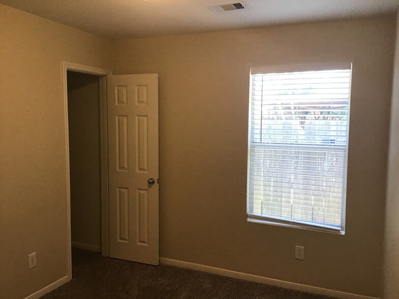 Building Photo - 5602 Darby Square Trl