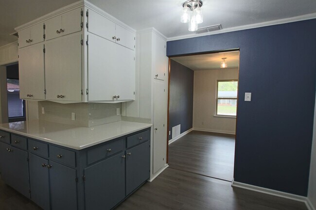 Building Photo - Adorable 3 Bed 2 Bath in Tyler with TWO Li...