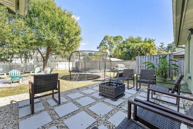 Building Photo - 655 SE Ron Rico Terrace