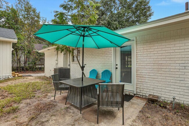 Building Photo - Furnished 4 Bedroom, 2 Bath Brick Home in Savannah